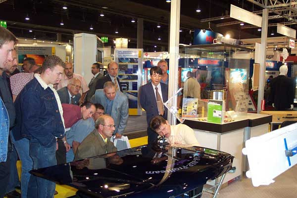 Dellenteam-Mitglied CAR-REP-Profiteam Denk auf der Fachmesse Automechanika in Frankfurt