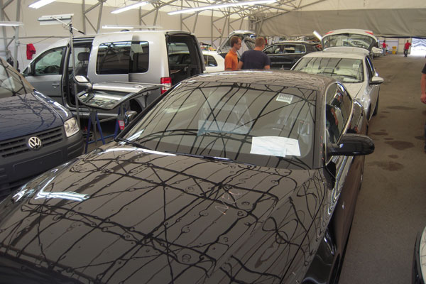 Zelt mit Hagelschadenreparatur in Österreich. Mitarbeiter von Dellenteam-Mitglied CAR-REP-Profiteam Denk im Einsatz.