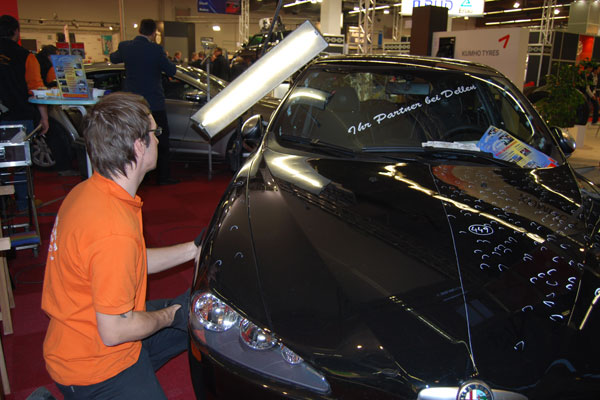 Dellenteam-Mitglied CAR-REP-Profiteam Denk auf der Fachmesse AutoZum, Dellenreparatur-Vorführung auf dem Messestand