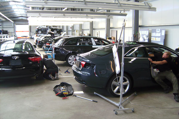 Mitarbeiter von Dellenteam-Mitglied CAR-REP-Profiteam Denk reparieren Hagelschäden in einer Halle in Deutschland