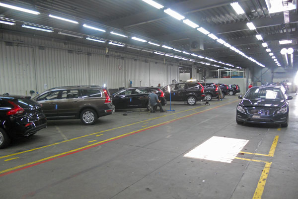 Mitarbeiter von Dellenteam-Mitglied CAR-REP-Profiteam Denk reparieren Hagelschäden in einer großen Halle in Belgien