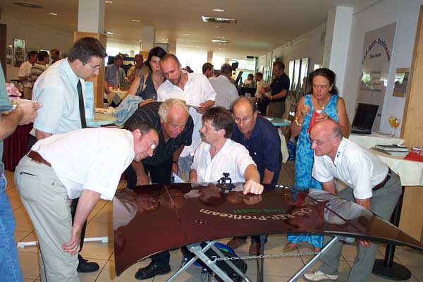 Hausmesse bei CAR-REP-Profiteam Denk, Vorführung von Dellenreparatur am Auto