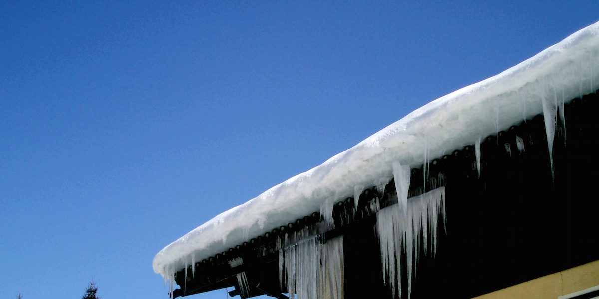 Dellen von Eiszapfen entstehen im Winter, wenn sie an einem Dach hängen