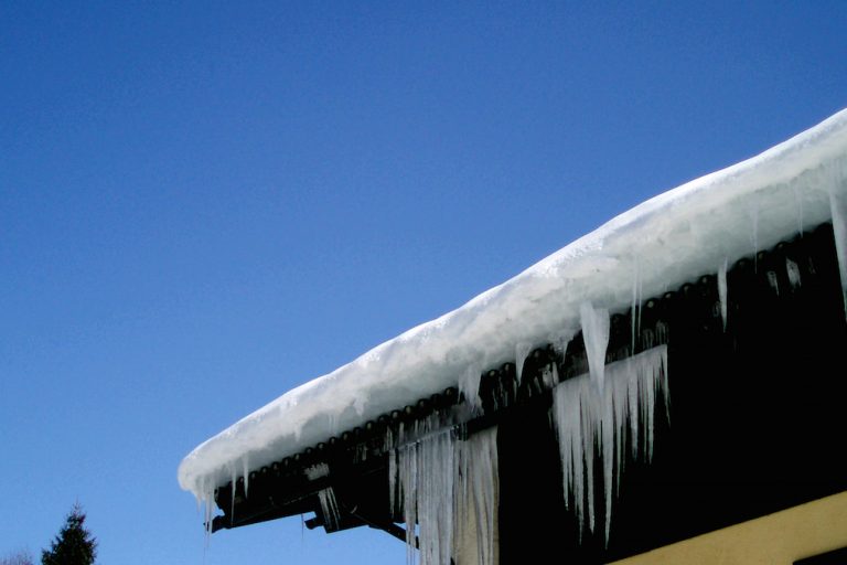 Dellen von Eiszapfen entstehen im Winter, wenn sie an einem Dach hängen