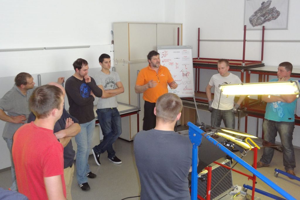 Teilnehmergruppe bei einem Kurs für Dellendrücker bei CAR-REP-Profiteam Denk