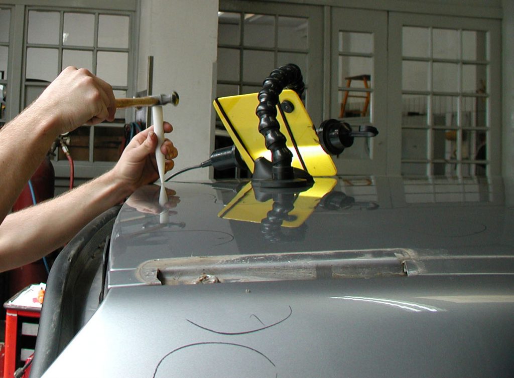 Dellendrücken – hier wird die Delle auf dem Dach ausgeklopft