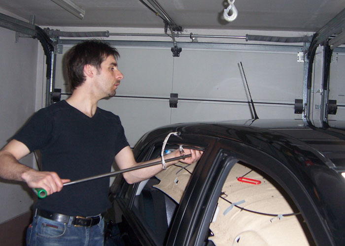 Dellenteam-Mitglied Andreas Schedl bei der Dellenreparatur in seiner Werkstatt