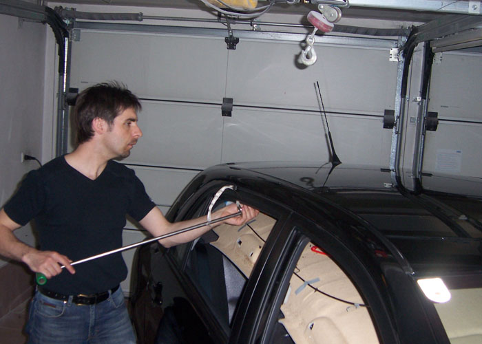 Dellenteam-Mitglied Andreas Schedl beim Dellendrücken in seiner Werkstatt