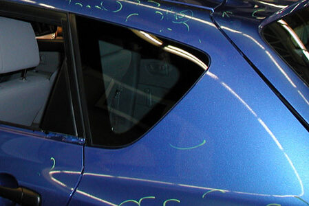 Auto mit angezeichneten Dellen durch einen Hagelschaden