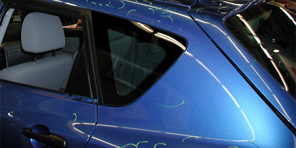 Auto mit angezeichneten Dellen durch einen Hagelschaden