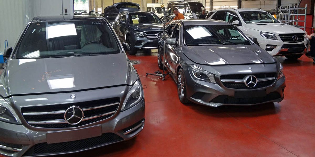 Dellenteam-Hagelschadenreparatur im Autohaus Autos in der Halle für Hagelschadenreparatur im Autohaus, hier arbeiten mobile Dellendrücker