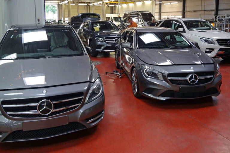 Autos in der Halle für Hagelschadenreparatur im Autohaus, hier arbeiten mobile Dellendrücker