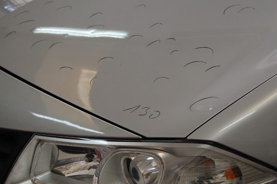 Hagelschadenreparatur – Dellen auf einer Auto- Motorhaube