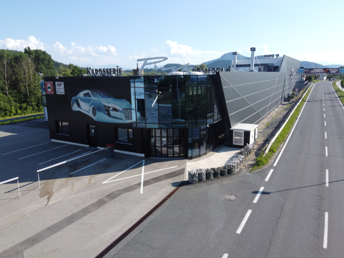 Firmengebäude von Dellenteam-Mitglied Karosserie Puck in Kärnten, Bild von der Fassade