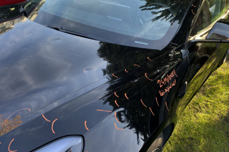Hagelschaden am Auto (Symbolfoto vom Dellenteam), angezeichnete Dellen
