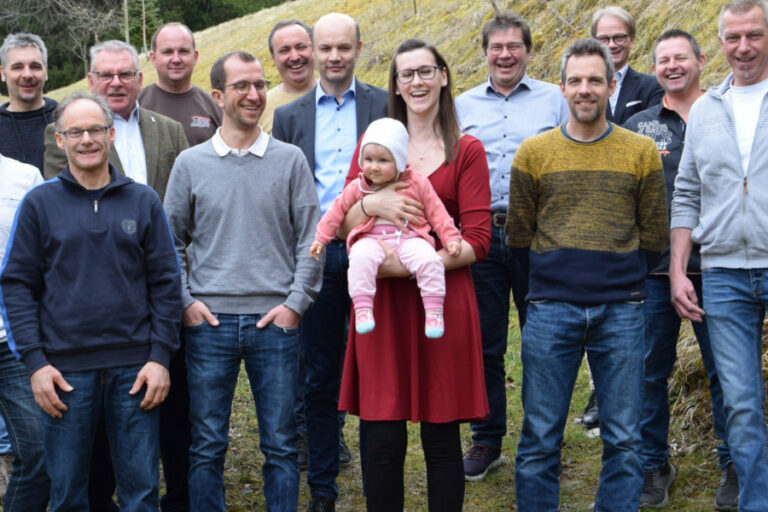 Gruppenfoto von der Re-Zertifizierung für Dellentechniker im Jahr 2023, Foto vom Dellenteam. Im Bild: Die Teilnehmer der Re-Zertifizierungsprüfung mit BIM-Stv. Mst. Manfred Kubik (2. R., 2. v. l.), Dr. Thomas Hebesberger, Voestalpine Stahl (2. R., 3. v. l.), Dominik Denk (2. R., 4. v. l.) und Dipl. Oec. Andreas Westermeyer, MLS (3. R., 1. v. r.). Fotonachweis: 4rad Werbeagentur