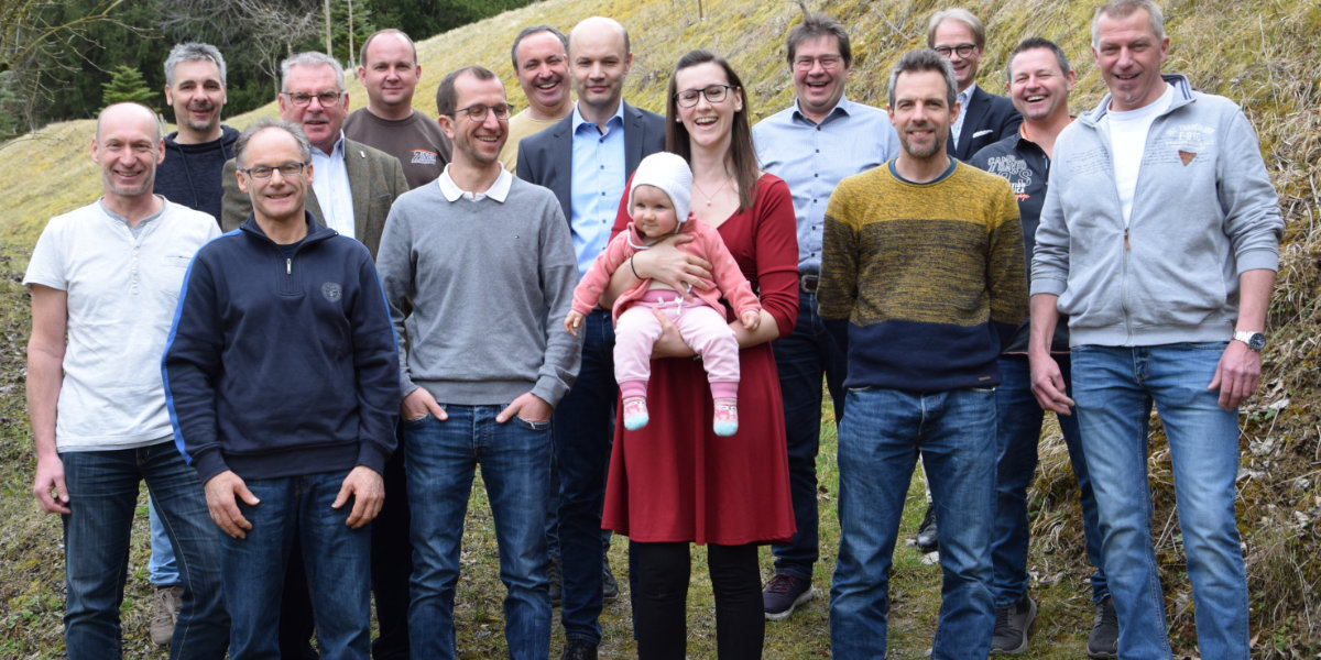 Dellenteam: Re-Zertifizierte Dellentechniker 2023 Gruppenfoto von der Re-Zertifizierung für Dellentechniker im Jahr 2023, Foto vom Dellenteam. Im Bild: Die Teilnehmer der Re-Zertifizierungsprüfung mit BIM-Stv. Mst. Manfred Kubik (2. R., 2. v. l.), Dr. Thomas Hebesberger, Voestalpine Stahl (2. R., 3. v. l.), Dominik Denk (2. R., 4. v. l.) und Dipl. Oec. Andreas Westermeyer, MLS (3. R., 1. v. r.). Fotonachweis: 4rad Werbeagentur