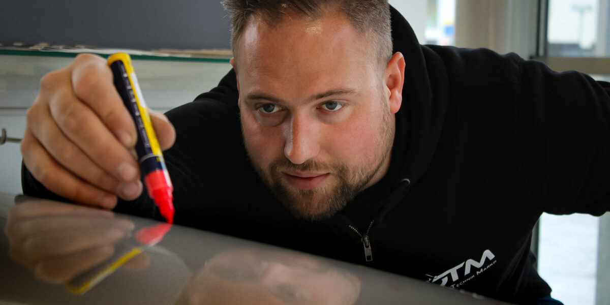 MMst. Florian Marko, Inhaber der Firma DTM (Dellen-Technik-Marko), Mitglied im Dellenteam, beim Anzeichnen der Dellen für die Hagelschadenreparatur
