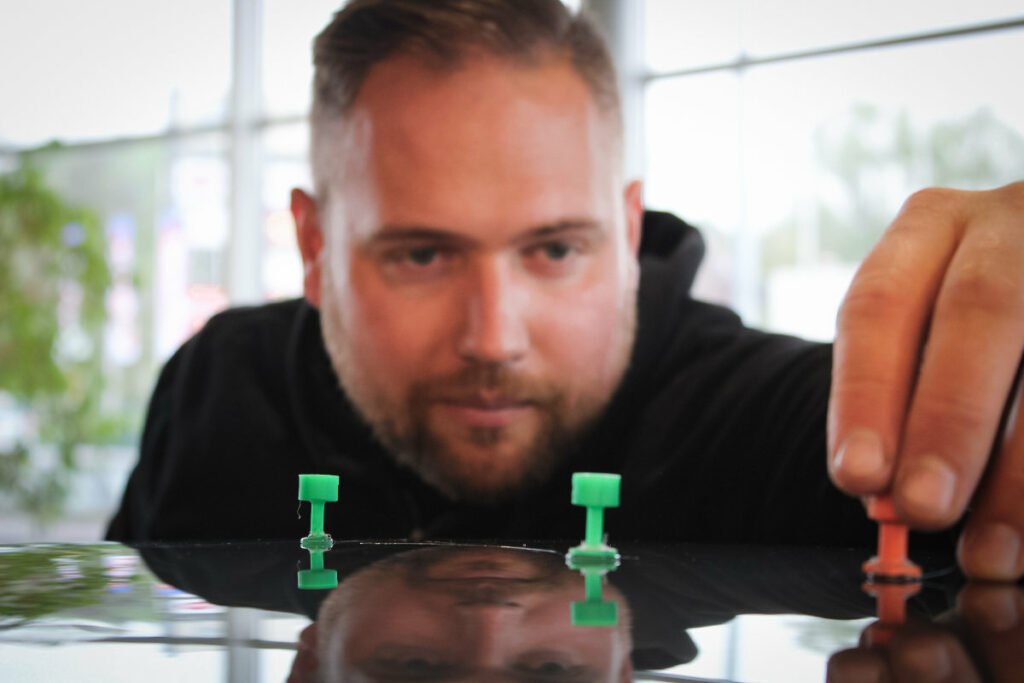 MMst. Florian Marko, Inhaber der Firma DTM (Dellen-Technik-Marko), Mitglied im Dellenteam, bei der Hagelschadenreparatur, er zeigt die Klebetechnik