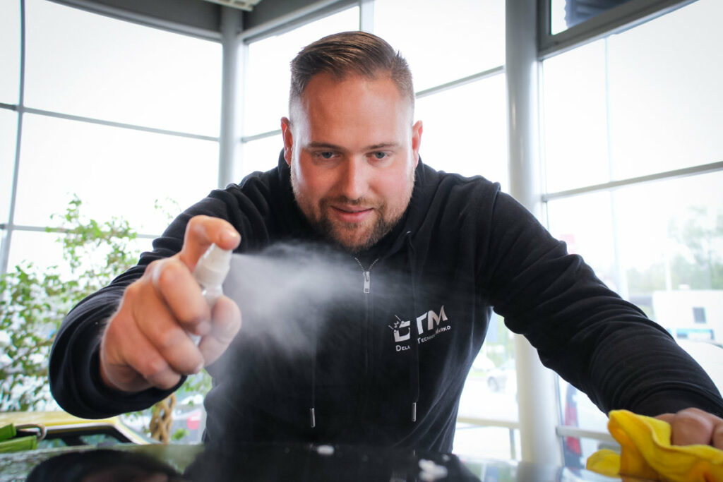 MMst. Florian Marko, Inhaber der Firma DTM (Dellen-Technik-Marko), Mitglied im Dellenteam, bei der Dellenreparatur