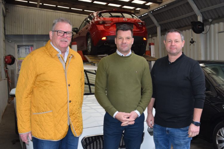 Mst. Manfred Kubik, Bundesinnungsmeister-Stv. Fahrzeugtechnik, Mst. Alexander Bayer, Leitung Technisches Büro des VVO, und Mst. Reinhart Clark, Leiter des KompetenzCenters Lack und Karosserie, Vorsitzender des Lack- und Karosseriebeirats und Dellenteam-Gründer.