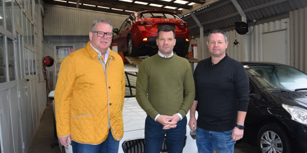 Mst. Manfred Kubik, Mst. Alexander Bayer und Mst. Reinhart Clark (v. l. n. r.) Mst. Manfred Kubik, Bundesinnungsmeister-Stv. Fahrzeugtechnik, Mst. Alexander Bayer, Leitung Technisches Büro des VVO, und Mst. Reinhart Clark, Leiter des KompetenzCenters Lack und Karosserie, Vorsitzender des Lack- und Karosseriebeirats und Dellenteam-Gründer.